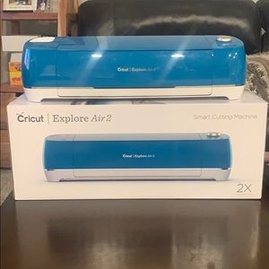 Cricut Explore Air 2, all pieces included w/mats